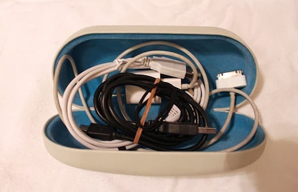 13. Перевозите зарядные устройства и прочие провода в футляре для очков