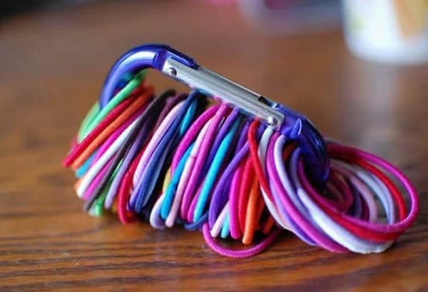 14. Используйте тот же карабин для того, чтобы держать вместе резинки для волос