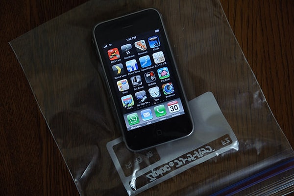 15. Чтобы ваш телефон не промок, поместите его в полиэтиленовый пакет