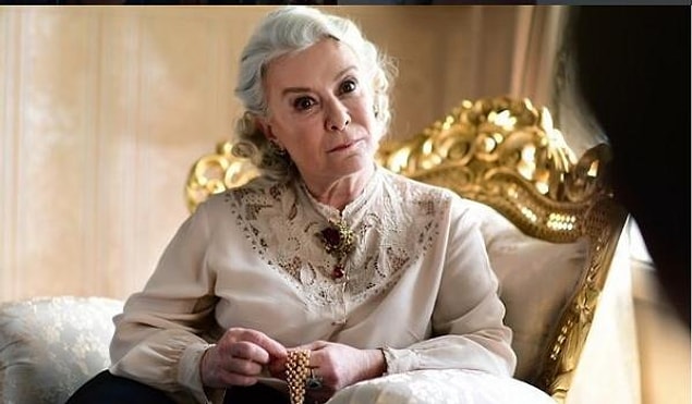 Artık cuma akşamlarımız ekran karşısında Esma Sultan ve ailesiyle birlikte geçiyor. "İstanbullu Gelin" sayesinde hayatımızda yeni bir kaynana var...