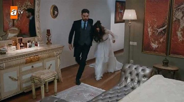 'Sen Anlat Karadeniz' geçmişte para karşılığı satıldığı adamdan kaçan, çocuğuyla birlikte Karadeniz’e sığınan bir kadının hikayesini anlatıyor.