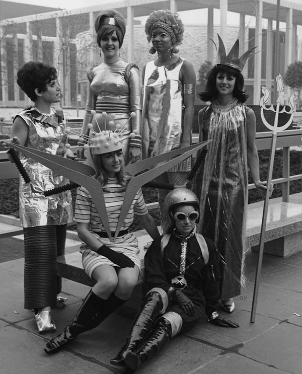 2. Женщины позируют на улице, представляя футуристическую моду 2000 года, во время Недели инженерии. Приблизительно 1965 год