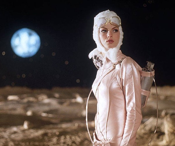 13. Кадр из фильма "Агент "Стрекоза" (2001), основанного на сюжете книги 1960-х годов