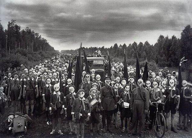 21. Nazi işgalindeki Sovyetler Birliği çocukları gaz maskeleriyle poz vermiş.