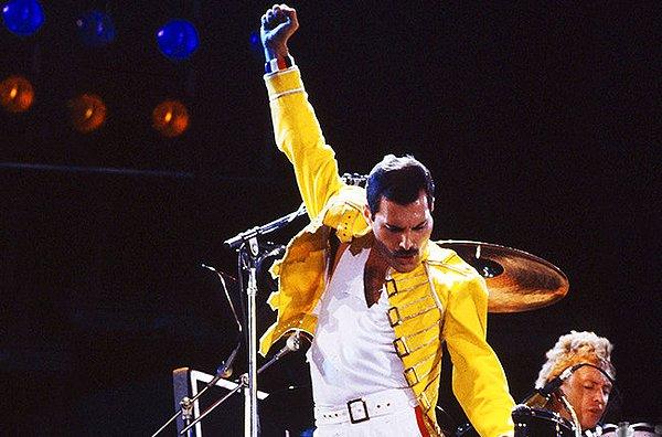 İki yıl sonra Bohemian Rhapsody isimli hitlerini yayınladılar ve turnelerinin duraklarından biri de Avustralya’daydı.