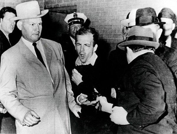 9. John F. Kennedy’yi öldüren Lee Harvey Oswald’ın ölümü, aynı zamanda canlı yayında gerçekleşen ilk cinayet olarak tarihe geçti.