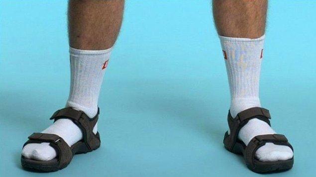12. Tarihte kullanıldığı düşünülen ilk çorap en az 1500 yıllık, ve sandaletlerle giymek üzere tasarlanmış.