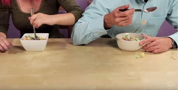 5. А обед в компании превращается для вас в танец локтей