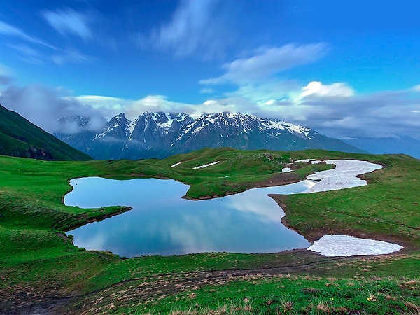 7. Эта страна обладает самым большим количеством озер.