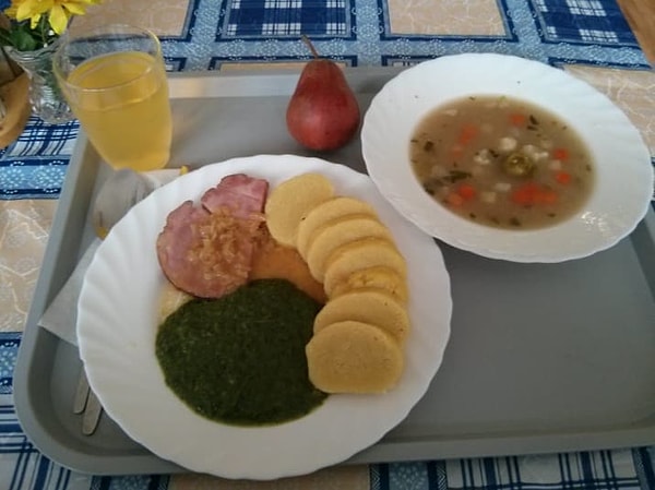 1. Чехия: суп, клецки с ветчиной и соусом, фрукты.