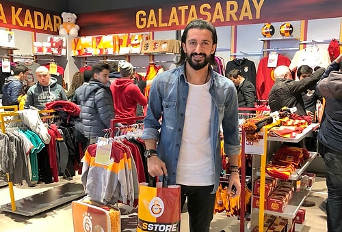 Yellow Friday'e Galatasaraylı futbolcular, sporcular, yöneticiler, eski futbolcular, Fatih Terim ve ünlü isimler de katıldı.