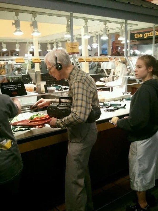 2. В глубине души этот дедуля смеётся над всеми этими вашими айфонами, айподами, айпадами и даже плеером ВК 😆