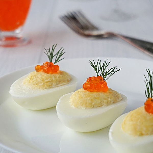 1. Яйца, фаршированные икрой и сыром