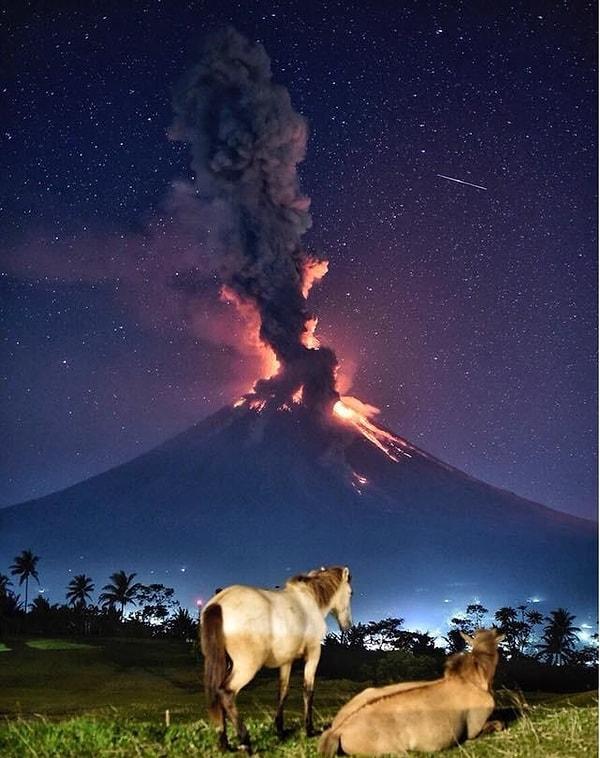 4. Filipinler'deki Mayon yanardağı, bu büyüleyici görüntüsünün yanında şu an dahi tehlike saçmaya devam ediyor.