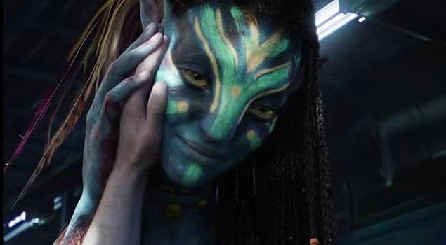 12. 'Avatar' filminde Na'vi türünün 3 metre uzunluğunda olması gerekiyor. Ama filmin sonunda Neytiri'nin yüzü Jake'in eliyle orantılı. Ya kızın yüzü vücuduna göre küçük ya da adamın eli vücuduna göre büyük. Biz bilemedik.