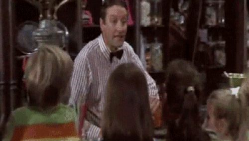 Yine Willy Wonka'da Bill karakteri tezgahı açarken yanlışlıkla küçük kızın yüzüne çarpar ve hiçbir şey olmamış gibi devam eder. 😔