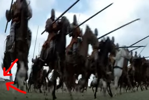 'Cesur Yürek' filmindeki savaş sahnelerinden birinde arka planda beyaz bir kamyonet görülür. Ama 13. yüzyılı anlatan bir filmde kamyonet ne alaka?