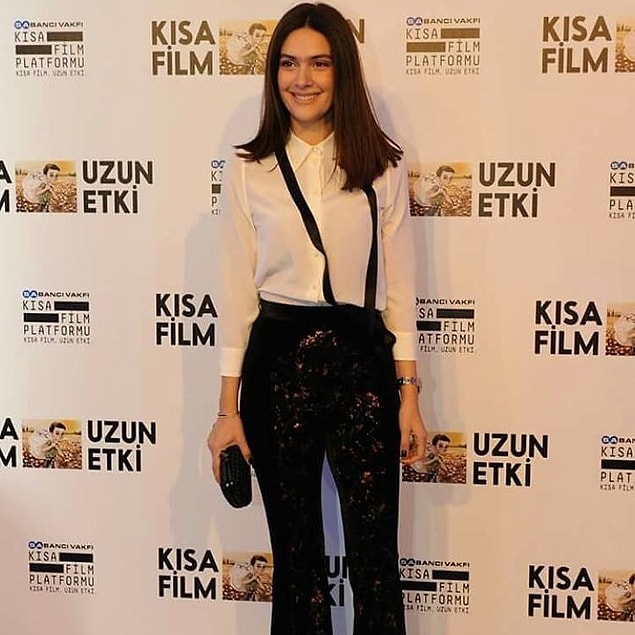 2. Güzeller güzeli Bergüzar Korel'i beyaz gömlek, siyah parlak pantolonu ile görüyoruz. Evet güzel görünüyor kendisine yakışmış ama şık mı bilemedik..🤔