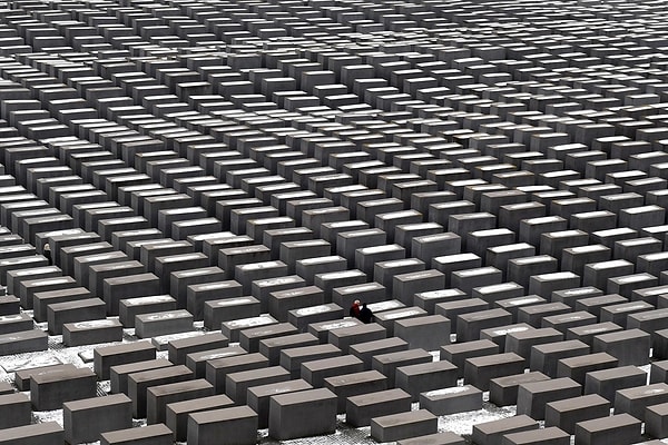 1. Туристы посреди бетонных плит берлинского Мемориала жертвам Холокоста