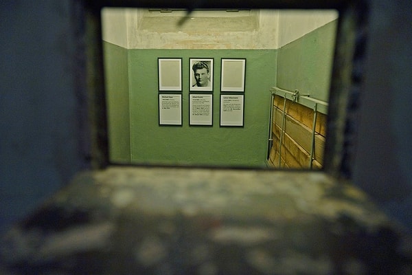 11. Мемориалы жертвам в камере Бухенвальда