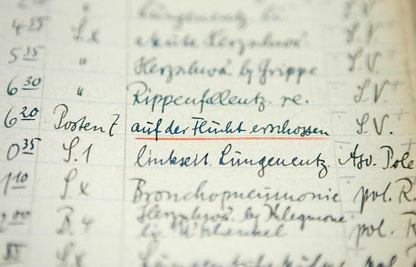 20. Список погибших в Бухенвальде. Подчеркнуто красным: "Застрелен при попытке побега"