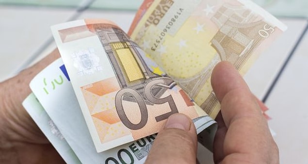 Kişisel bilgilerin korunması kanunu çerçevesinde açıklamak zorunda olmadığı hastalığının işini yapmasını engellediğini söyleyen memurun bin 500 euro maaşını almayı sürdürdüğü öğrenildi.
