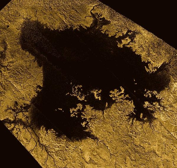 5. Titan'daki -Satürn'ün en büyük uydusundaki- denizler