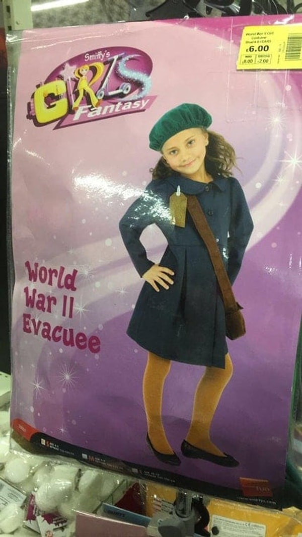 9. На упаковке написано, что это костюм эвакуированной во Вторую мировую войну девочки. Только один вопрос... ЗАЧЕМ?