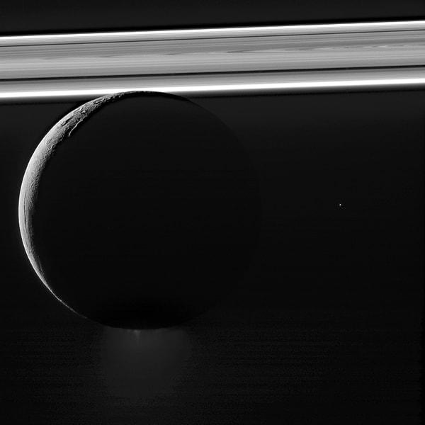 13. Satürn'ün uydusu Enceladus parıl parıl...