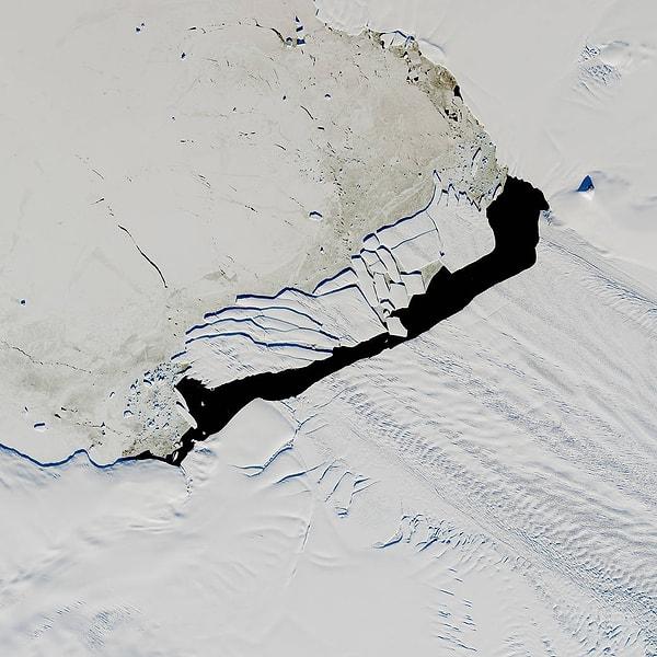 15. Kırık buz dağının uzaydan görüntüsü