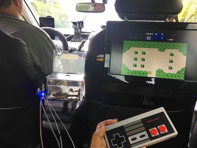 5. Arka koltukta yolculuk edenler için arabaya Nintendo Entertainment System kurdurtmuş bu şoför.