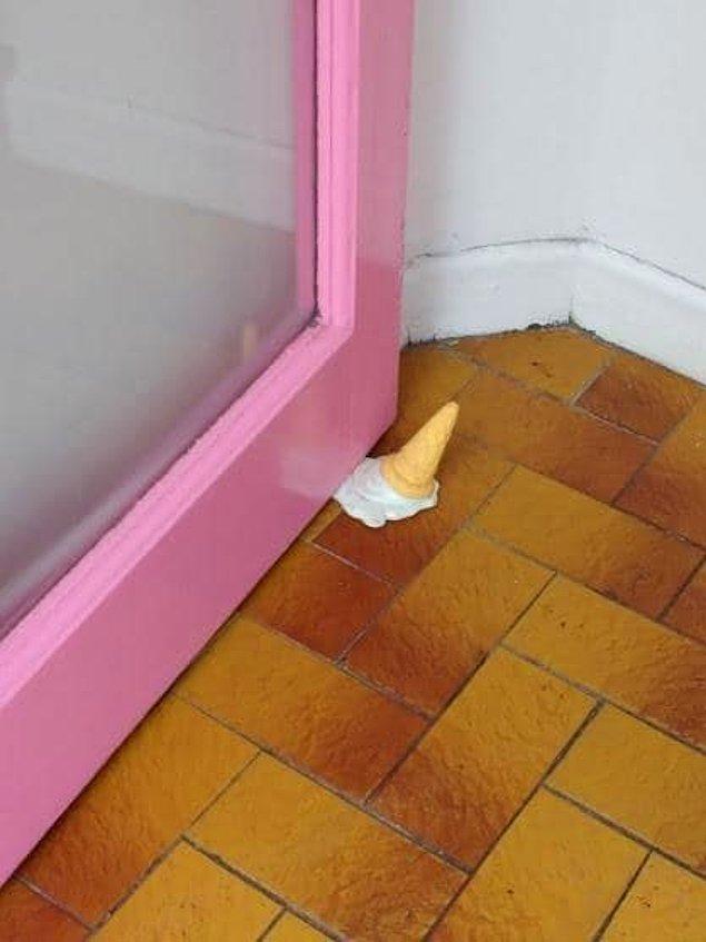 20. Son olarak, bir dondurma dükkanına yakışan dondurma şeklinde kapı tamponu 🍦