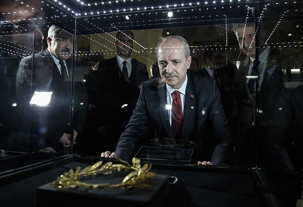 Ankara'da Anadolu Medeniyetler Müzesi'nde sergilenen eserlerin tanıtım toplantısında konuşan Numan Kurtulmuş Türkiye'nin dünyanın en geniş arşivi ve en zengin yaşayan kütüphanesi olduğunu vurguladı.