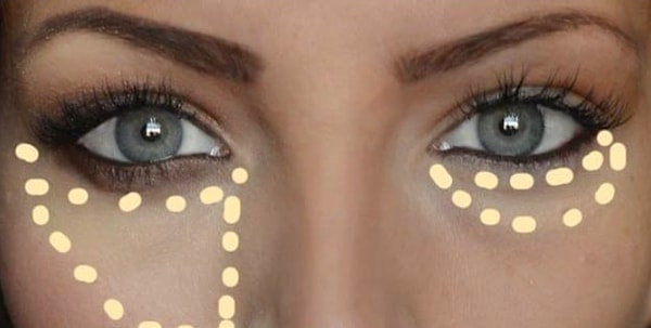 11. Чтобы скрыть следы усталости, растушуйте консилер под глазами в форме треугольника