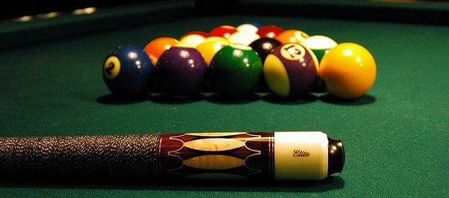 On dokuzuncu yüzyılın sonlarında saray ve konaklarda oynanan bilardo, 1980’li yıllarda kitlesini genişletti, kahvehanelerden çıktı ve kurulan amatör kulüpler sayesinde Türkiye’nin dört bir yanına yayıldı. Yeşil çuha ve fildişi topların yükselişi şüphesiz ki Mr. Magic ile başladı…