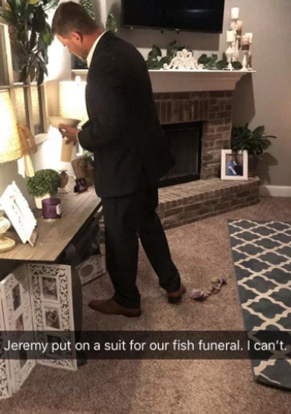 4. Jeremy balığının cenazesi için takım elbisesini giydi.