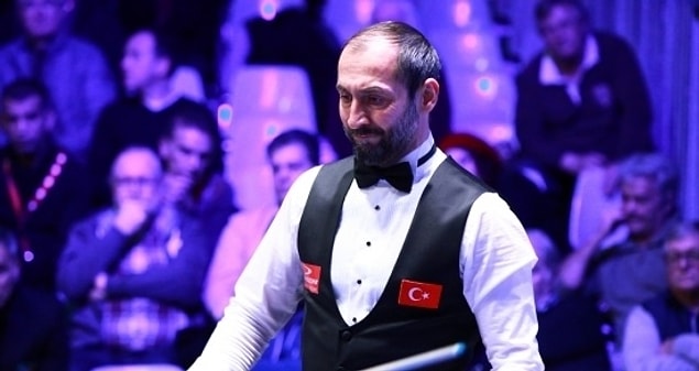 Yirmi beş kez Türkiye Grand Prix şampiyonu olan ve 3 bantta on dört kez Türkiye’de rekor kıran Semih Saygıner, çeşitli mecralarda defalarca yılın sporcusu ilan edildi. Hollanda Takımlar Ligi ve Portekiz Ligi’nde pek çok başarıya imza attı ve dünya bilardo camiasında ‘Mr. Magic’ unvanını kazandı.