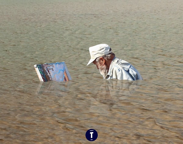 4. Художник на набережной продолжает писать картину, но уже под водой