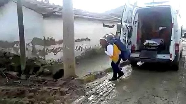 2. İnsanlık görevi: Manisa'da ambulans şoförü yol kapalı olduğu için 70 yaşındaki Muzaffer Tumlu'yu sırtında taşıdı.