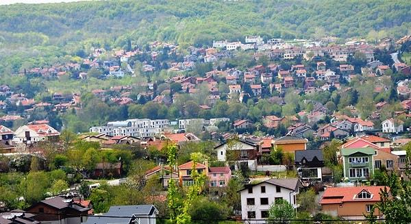 Bu semtlerden biri Zekeriyaköy. Belgrad Ormanı'nın yakınında oluşu ve kaymak tabaka diye nitelendirebileceğimiz kişilerin tercih etmesiyle epey özel bir bölge.
