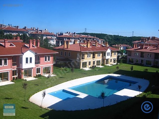 Ancak dizinin hikayesinin en önemli ayağı olan Sarmaşık Sitesi olarak geçen site ise Zekeriyaköy'de değil.