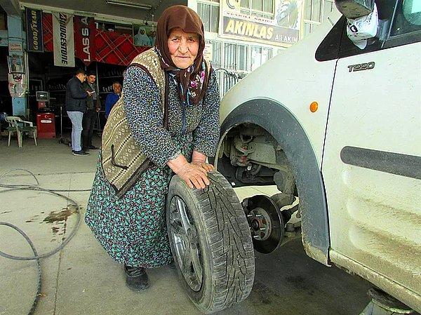 13. Eşinin hatırasını yaşatıyor: Afyonkarahisar'da 78 yaşındaki Vesile Akın, oğluna yardım etmek amacıyla tamirhanede çalışıyor, lastik değiştiriyor.