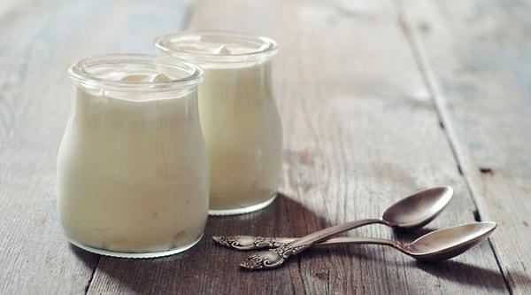 15. Tam yağlı yoğurt, diyetinize sağlıklı yağlar ve protein katmanıza yardımcı olabilecek başka bir malzemedir.