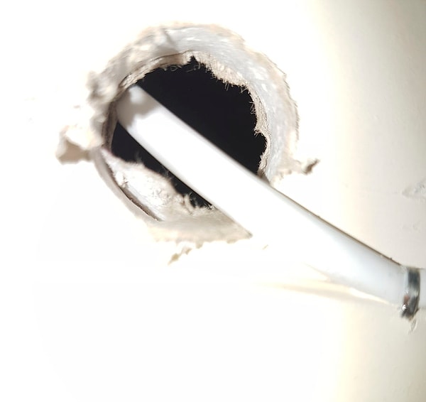 Прежде всего, Майкл решил, что пространство под лестницей может быть использовано для создания комнаты Молли. На этом фото он пытается понять, что находится за стеной.