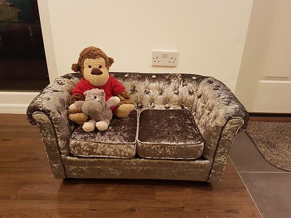 Для новой комнаты Молли был куплен новый диванчик.