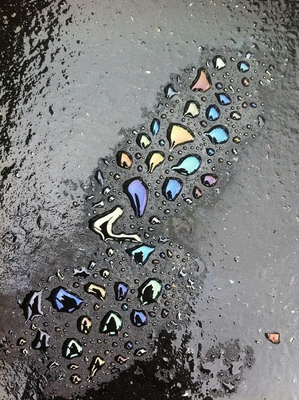 5. Капли воды на остатке нефти в парковой зоне