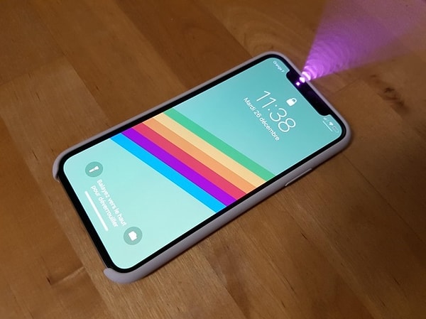 12. Лучи Face ID (распознавание лица), когда вы делаете снимок с помощью iPhone X