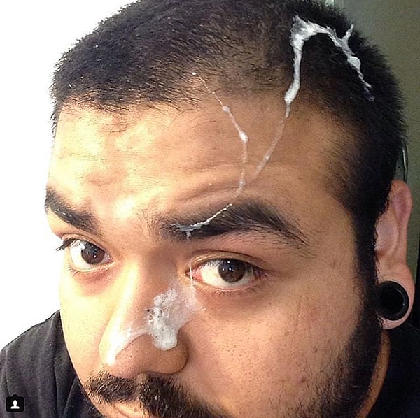 1. Неудача постигла этого отца, когда его сынишка срыгнул прямо на его голову