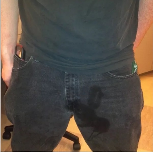 2. Горе-папаша, чей малыш пописал на совсем неподходящее место