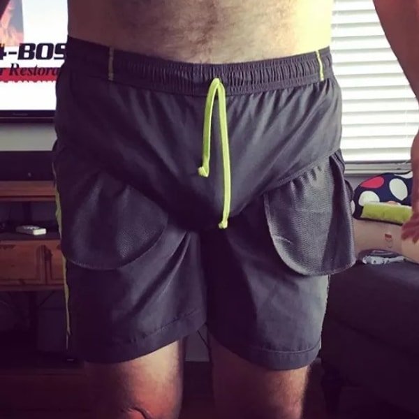 4. А вот отец семейства, который спешил к своему сыну и неправильно надел свои плавательные шорты